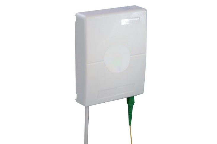 Toma de Fibra Óptica de Pared con un pigtail y un conector SC/APC